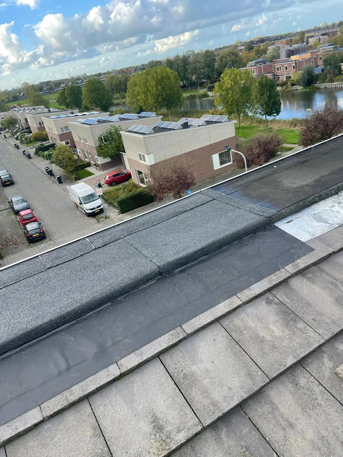 Pannendak met een nieuwe platte uitbouw en dakkapel