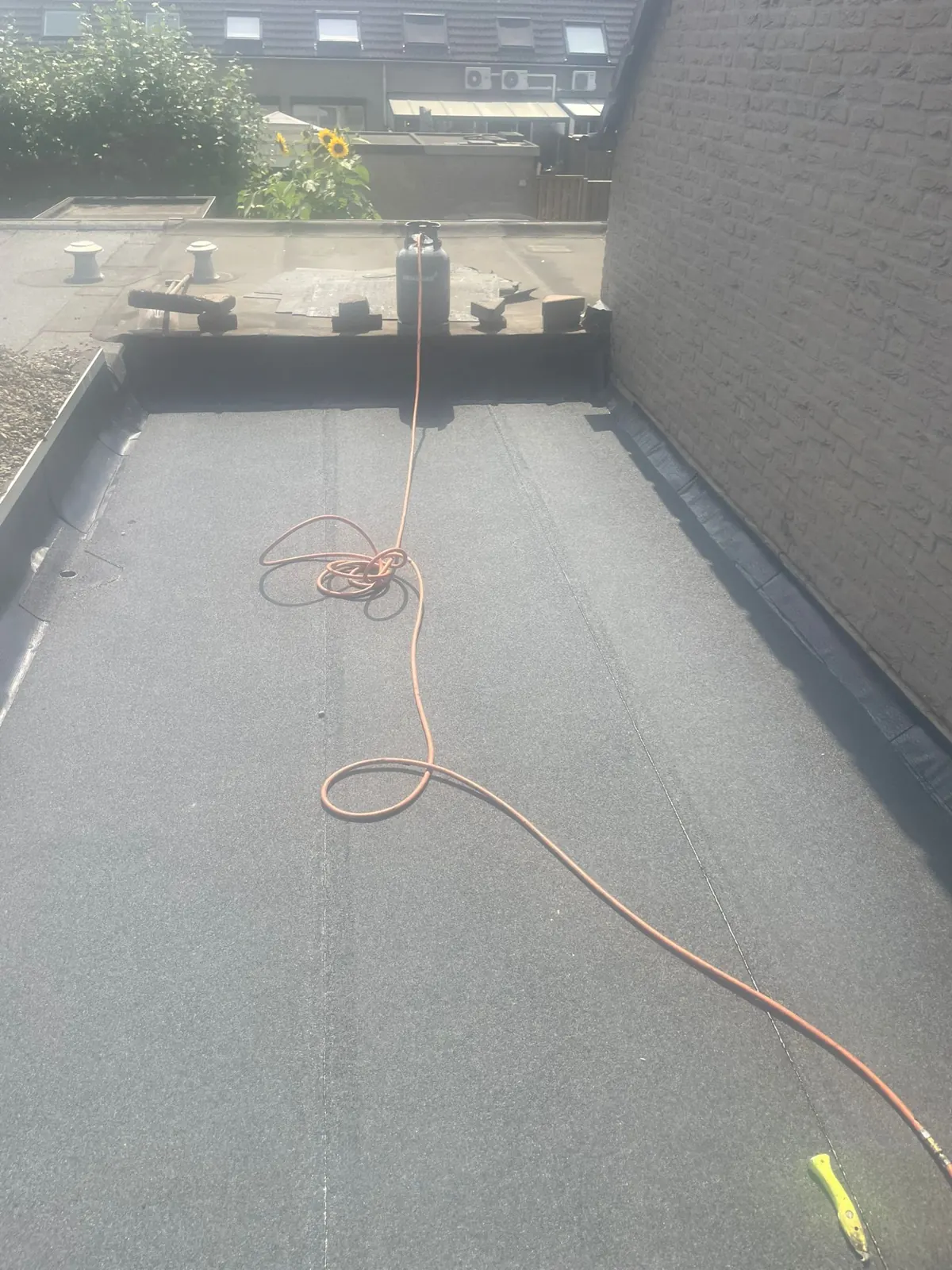 Nieuw bitumen plat dak, strak afgewerkt
